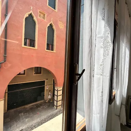 Ai Portici Di Via Savonarola *